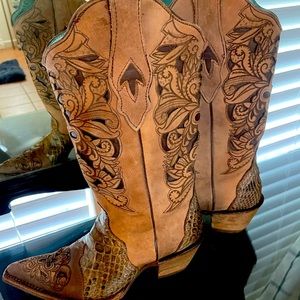 Corral Womens snip toed cowgirl boots size 6